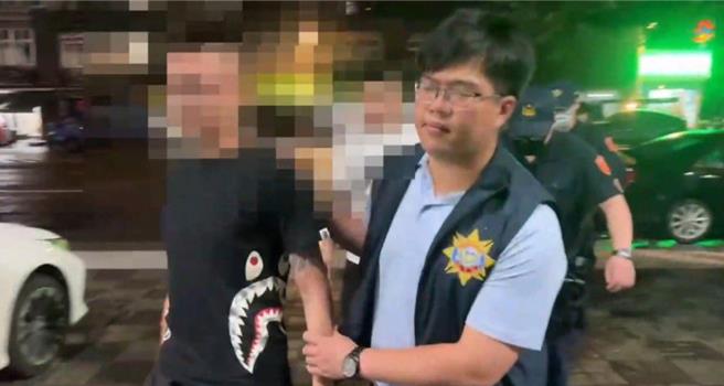 桃園中壢三光路24日凌晨1時許有「球棒隊」出沒，中壢警分局獲報啟動快打部隊到場，當場查獲4人，30分鐘後將另一方5人逮捕。據了解，雙方因為債務糾紛引發口角而砸車，警方訊後依毀損、傷害及妨害秩序等罪嫌移請桃園地檢署偵辦。（翻攝照片）