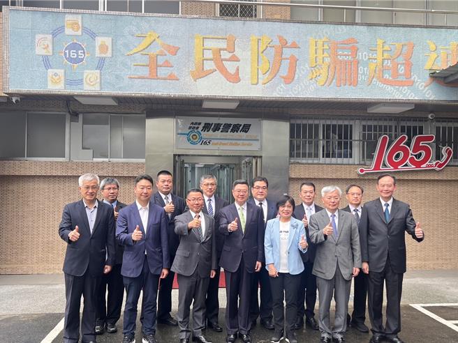 行政院長卓榮泰24日視察刑事局165反詐騙諮詢專線。（翻攝照片／林郁平台北傳真））