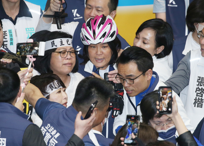 立法院24日院會繼續處理國會改革法案，國民黨與民進黨立委進入議場後忙著布置布條、標語，並發生爭執，國民黨立委陳玉珍（戴安全帽者）與同黨立委一同擋下民進黨立委陳亭妃、王美惠等人往主席台推進。（姚志平攝）
