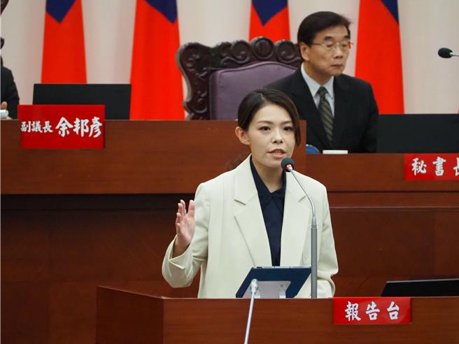 新竹市长高虹安24日在市议会定期会作施政报告，细数执政1年多来的10大施政策略，时代力量党团则认为青年政策、学区画分、香山综合运动场等政策与工程需要再积极检讨。（陈育贤摄）