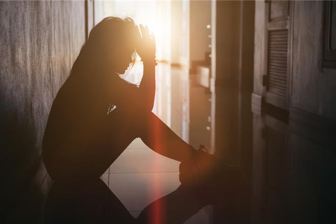 少女遭人连续掴掌，高雄警查出行为人是少女母亲，少女非住高雄市，且少女及父亲均不愿声请保护令及提出伤害告诉，依儿童及少年福利与权益保障法，通报社会局，后续转由少女居住县市社会处关怀。(图：shutterstock／达志)