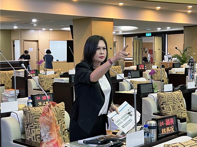 台南市议员林燕祝24日总质询时，爆料东区某国中传出国二生因细故撂人打国三生，还放话要「捅人」的校园霸凌事件。（洪荣志摄）