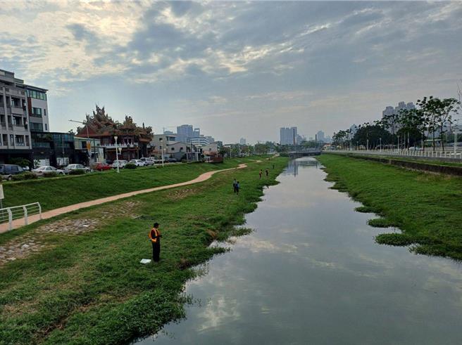 生態殺手線鱧（俗稱泰國鱧）近期現身於鼓山運河內，泰國鱧生命力極強，為兇猛的掠食性魚種，又遇6-7月進入繁殖高峰期，市府水利局憂心此外來強勢魚種大量繁殖將破壞水域生態，因此與路亞擬餌釣社團釣魚協會合作於5月18日號召捕鱧高手協助捕抓，以維護水域生態平衡。（高市府水利局提供／林雅惠傳真）