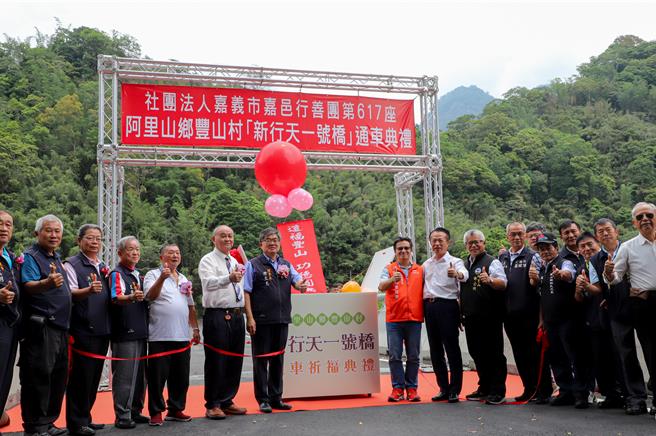 嘉义县长翁章梁（右九）偕各界欢庆新行天一号桥通车。（廖素慧摄）