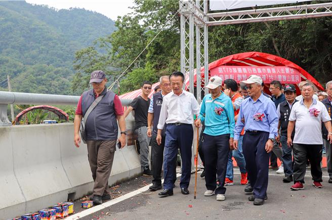 嘉义县长翁章梁（穿衬衫者）偕地方乡亲欢欣鼓舞走新行天一号桥。（廖素慧摄）