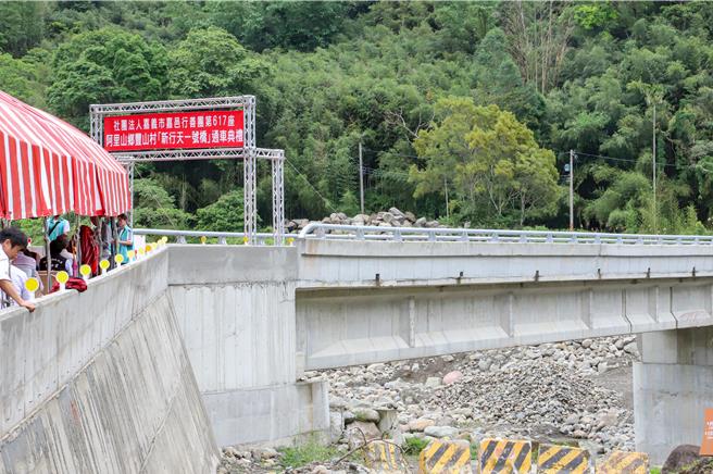 阿里山乡丰山村「新行天一号桥」跨越石鼓盘溪，通行到梅山乡社后坪。（廖素慧摄）