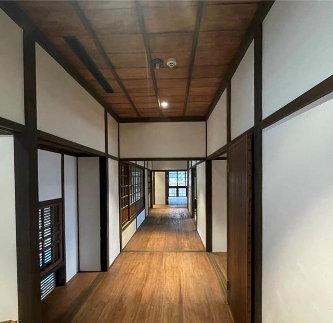 台灣港務公司基隆港務分公司啟動「高遠新村港務局局長官舍修復再利用工程」，圖為高遠新村內部裝修實體拍攝實況。（台灣港務公司提供／蔡明亘台北傳真）