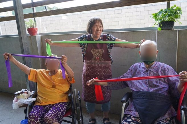 刘月华（中）多年照服经验，让长辈更能获得贴心照顾。（屏东县政府提供／罗琦文屏东传真）