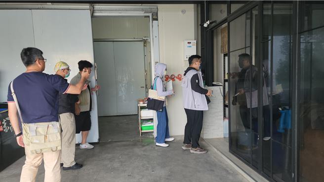 离职员工爆海胆重金属超摽且窜改日期，澎湖卫生局23日启动稽查，突击厂商赤崁仓储内的冷冻库与储存空间。（许逸民摄）