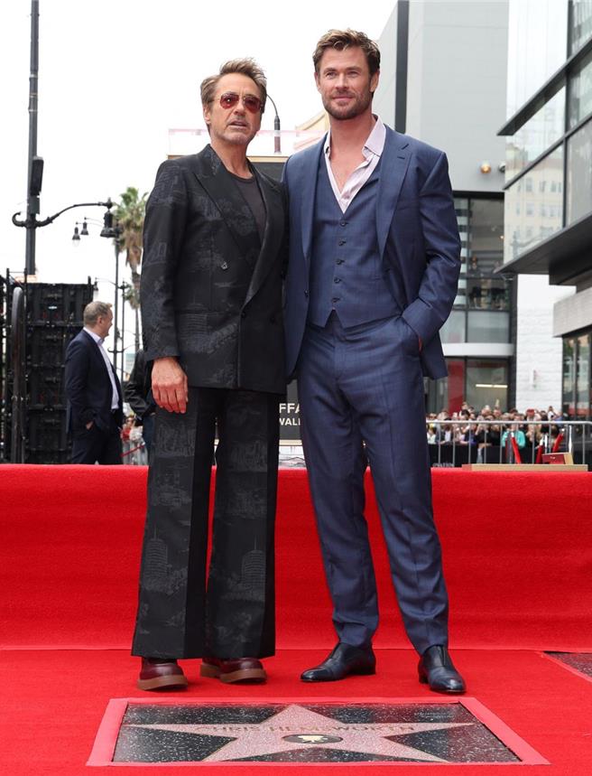 「钢铁人」小劳勃道尼现身好友克里斯汉斯沃的好莱坞大道星星仪式。（图／路透社）