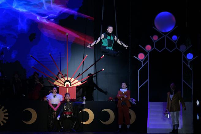 邦卡的七彩布裙-新古典室內樂團結合創造焦點精湛的馬戲元素與高空特技。（圖／新古典室內樂團）