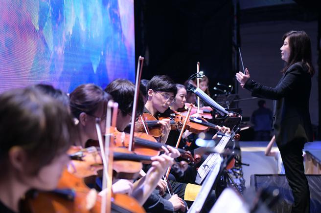 邦卡的七彩布裙-新古典室內樂團氣勢磅礡的現場演出。（圖／新古典室內樂團）