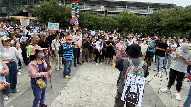 「我藐視國會」串聯活動，台中火車站廣場24日下午聚集約近500人表達立場。（陳淑芬攝）