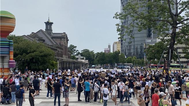 「我藐視國會」串聯活動，台中火車站廣場24日下午聚集約近500人表達立場。（陳淑芬攝）