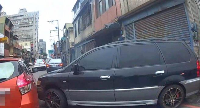 46岁郑姓男子因为悬挂失窃车牌，桃园中坜员警巡逻发现，示意停车受检，但车辆拒检还一路逃逸，更任意变换车道、逆向行驶及闯红灯，最后郑男因车辆失控发生交通事故，讯后依窃盗、公共危险罪嫌移送桃园地检署侦办。（翻摄照片）