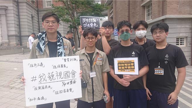 台南市24日的藐视国会抗议活动由台南一中3名高三生发起，左起为洪姓、蔡姓与刘姓学生，其余为响应的同校同学。（程炳璋摄）