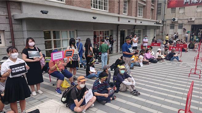 台南一中3学生发起的藐视国会抗议活动在中西区228纪念馆举办，现场迅速集结500人。（程炳璋摄）