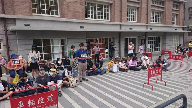 藐视国会台南场活动下午集结约500人，每人都手持特种不同的自制标语。（程炳璋摄）