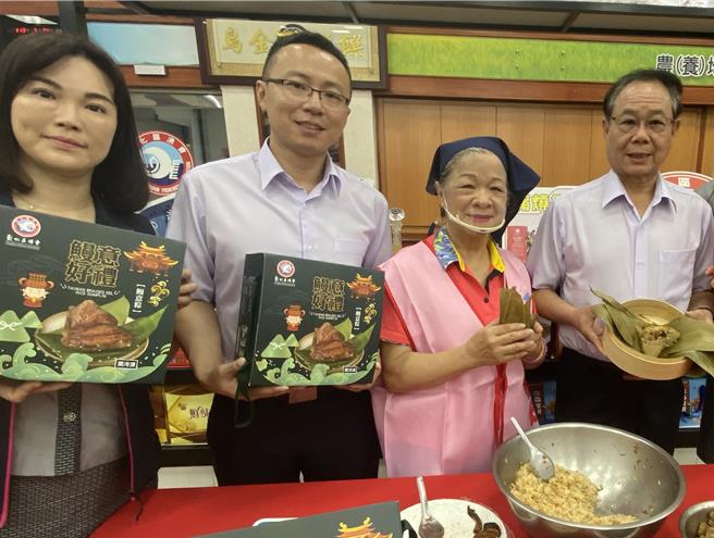 彰化区渔会推出的「鳗意粽」，原料成本上涨约2成，总干事陈威谷（左2）说，今年只微涨5元，1盒10颗卖950元，算是赔本卖，希望给消费者小确幸，也带动渔会其他各种产品销售量。（叶静美摄）
