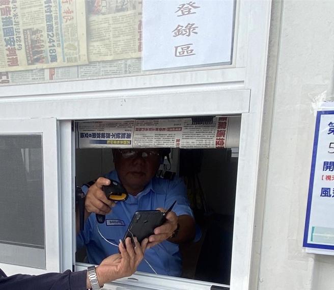 高雄港垂钓区管制站人员确认身分并扫描通行码。（台湾港务公司提供／蔡明亘台北传真）