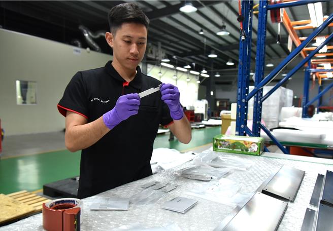 俞瀚翔參加雙軌訓練旗艦計畫，不僅分擔家計也累積職場經驗，獲公司留用。（曹婷婷攝）