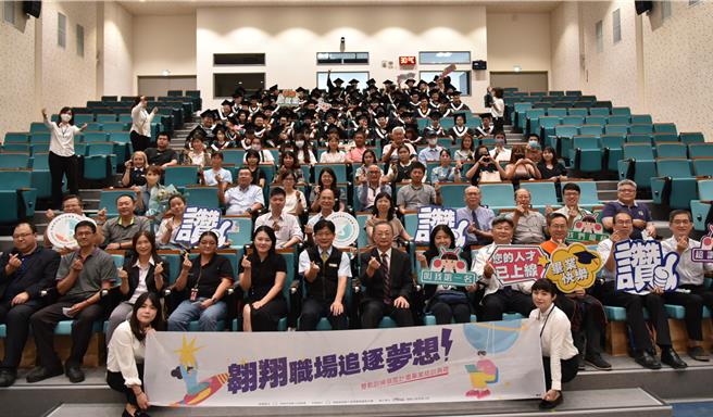 勞動部勞動力發展署雲嘉南分署24日舉辦「雙軌訓練旗艦計畫」畢業暨結訓典禮。（曹婷婷攝）