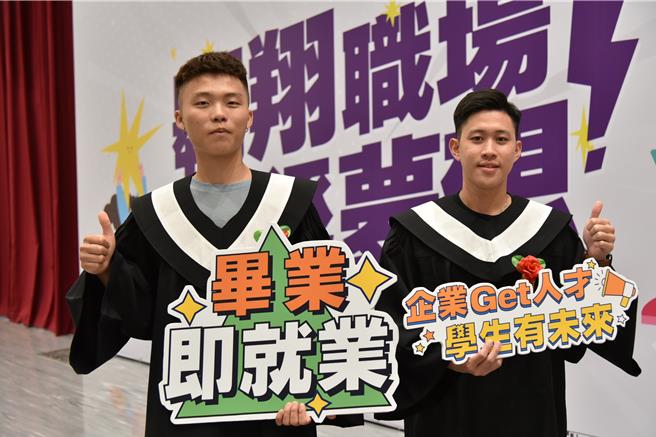 余瀚翔（右）與鍾明展（左）都說，參加雙軌計畫是投資自己。（曹婷婷攝）