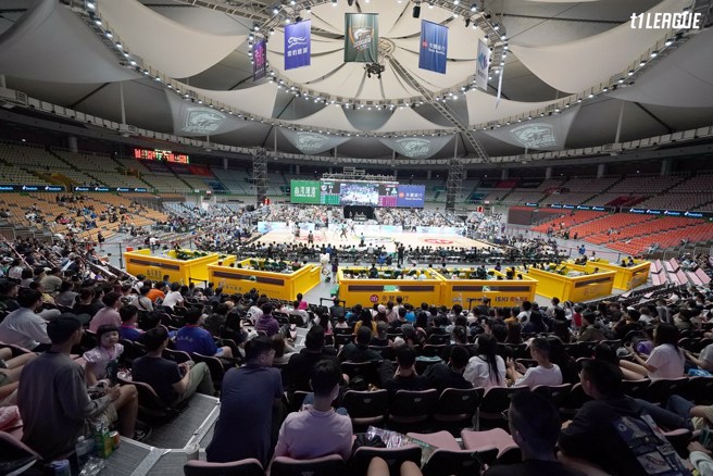 雲豹主場桃園巨蛋傳出比賽場地地貼太滑的負面謠言。(T1聯盟提供)