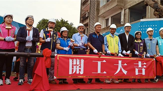 彰化市公所与台铁公司合作推动彰化台铁旧宿舍群3栋歷史建筑修復工程，24日举行开工典礼，总经费7836万元，预计1年半后完工。（叶静美摄）