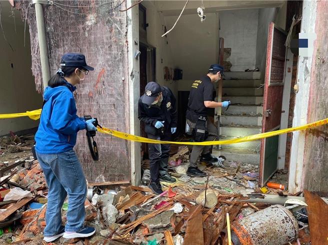 今年3月基隆工人拆除废弃宿舍时，竟发现3个米袋内有人骨，赶紧报请基隆地检署检察官相验，拼凑出3具人骨。（本报资料照）