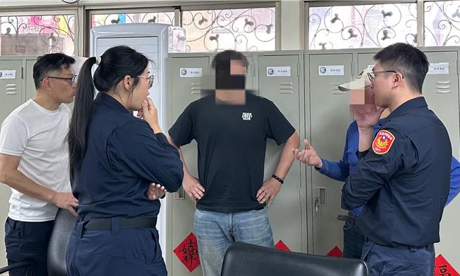 今年3月基隆工人拆除废弃宿舍时，竟发现3个米袋内有人骨，赶紧报请基隆地检署检察官相验，拼凑出3具人骨。其中一具遗骨经DNA比对确认为赖姓老妇，24日由家属领回。（基隆市警察局提供／徐佑升基隆传真）