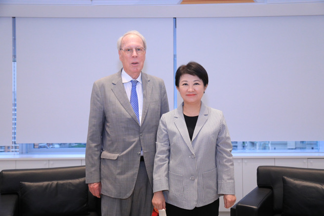 AIT美国在台协会前主席薄瑞光蒞台中市府拜会  卢秀燕：欢迎每年来台必访台中。（台中市政府提供）