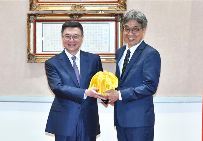 农业部长陈骏季24日接受本报专访指出，中国大陆反覆开放、禁止市场，不确定性极高，台湾必须走自己的路，尤其台东县政府争取復销是「困扰」，放任县市政府谈判将分化台湾，「我们就不是国家了」，没有国与国谈判、确认检疫条件，受害的一定是农民。（本报资料照片）