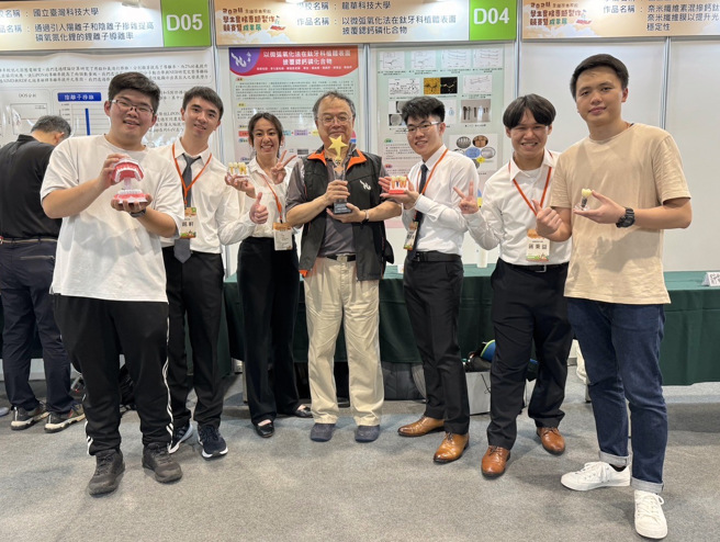 李九龙师生团队成员大多是该系五专部毕业后插大三的学生。（照片/龙华科大提供）