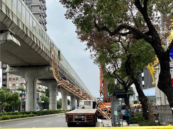 兴富发位于台中市的建案去年5月10日吊臂砸进中捷轨道，列车撞上造成1死15伤事故。（本报资料照片）