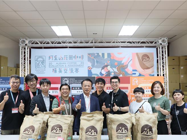 嘉义县长翁章梁道贺获奖的咖啡豆业者，也期许产出更优质阿里山咖啡豆。（嘉义县政府提供／廖素慧嘉县传真）