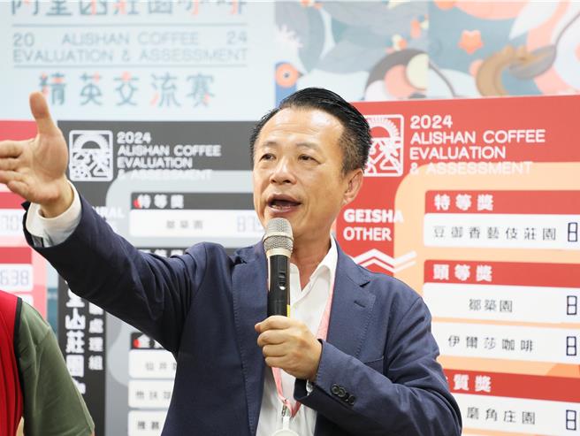 嘉义县长翁章梁当拍卖官，将优质阿里山咖啡豆高价拍出。（嘉义县政府提供／廖素慧嘉县传真）
