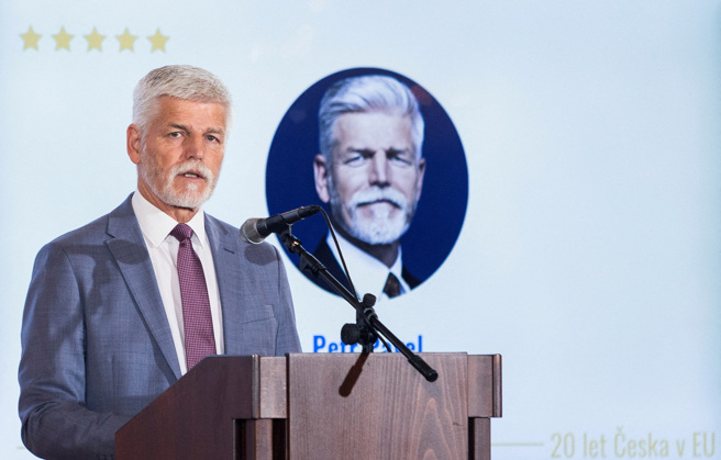 2024年4月30日，捷克总统帕维尔于布拉格城堡举行的「捷克共和国加入欧盟 20 年：扩大欧洲的愿景」会议上发表演说。（路透社）