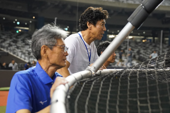 日職傳奇球星秋山幸二（右）受富邦悍將之邀來台，24日賽前來到台北大巨蛋指導悍將球員打擊。（富邦悍將提供）