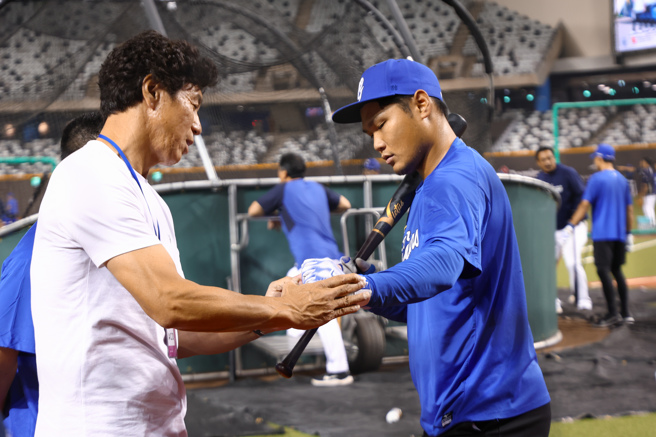 日職傳奇球星秋山幸二（左）受富邦悍將之邀來台，24日賽前來到台北大巨蛋指導悍將范國宸打擊。（富邦悍將提供）