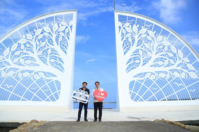 市长黄伟哲与艺术家杨士毅合影。（图／台南观旅局）
