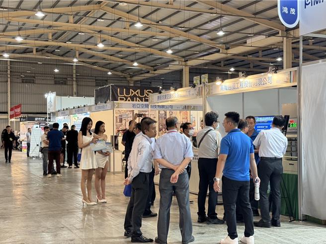 台灣永續發展及低碳綠建材展24至27日在台中國際展覽館，約350格攤位展出冷凍空調節能技術、太陽光電、儲能設備、熱泵以及綠建材等，吸引來自各地的專業買家、廠商觀展、參展。（潘虹恩攝）