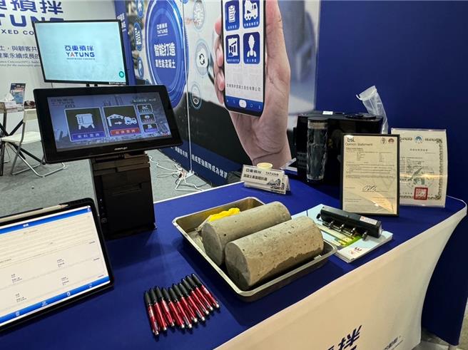 水泥是建築的關鍵材料之一，亞洲水泥子公司亞東預拌積極推動低碳水泥，同時引進AI系統管理系統實現低碳目標。（潘虹恩攝）