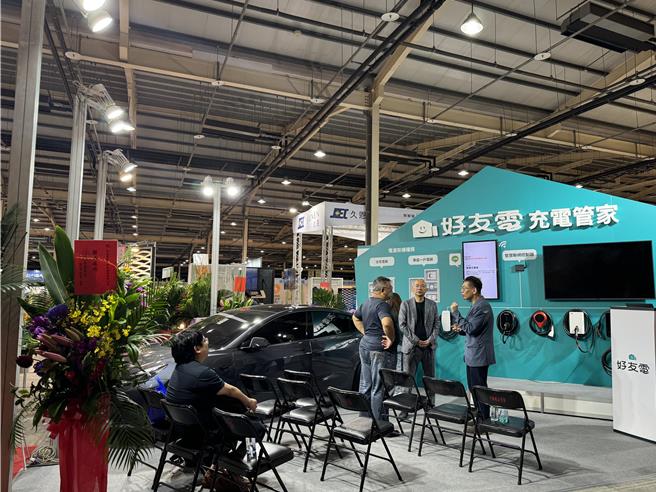 近年來電動車市場持續成長，住宅建築滿足電動車充電已是必然需求，好友電智慧科技公司推出「好友電充電管家服務平台」，結合並串連充電樁、電錶、網路、雲端等跨域技術進行充電管理與用電安全監控。（潘虹恩攝）