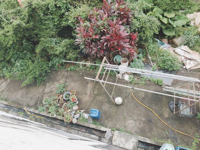 警方獲報，淡水區公埔子有逃逸移工，立即派員到場處理，現場移工見員警到場，立即四處竄逃。（圖／警方提供）