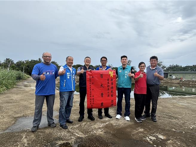 桃园市政府农业局长陈冠义今日到二位得个人奖项的青农农场、养殖场贴红榜祝贺。（桃园市农业局提供）