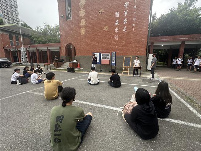 高雄中学学生在24日晚间5时许举办肥皂箱活动，诉求充分讨论、理性沟通。（杨舒婷摄）