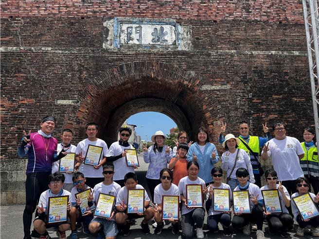 潮南國小一路迎風往南，挑戰潮州至恆春半島鵝鑾鼻，再至恆春北門116公里的路程。（潮南國小提供／羅琦文屏東報導）