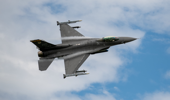 2024年5月3日，一架隶属于美国122战斗机联队的F-16战机，在印第安纳州韦恩堡上空执行飞行任务。（DVIDS）