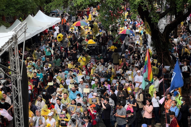 圖為24日，立法院外超過40個團體聯合舉辦「國會濫權，民主倒退，公民搶救，立院集結」行動。（資料照/鄧博仁攝）
